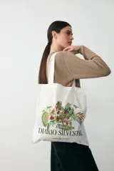 Tote bag de tela color crudo con estampado botánico de ilustraciones históricas y la inscripción Diario Silvestre. Cuenta con dos asas superiores para llevar al hombro.