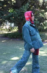 Campera parka reversible de corte oversize, con diseño acolchado en color verde petróleo. Cuenta con cierre frontal, bolsillos superiores con solapa y cordón ajustable en la cintura.