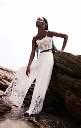 Pantalón ancho de gasa color blanco con richilieu, cremallera invisible en el lateral y forro interno.