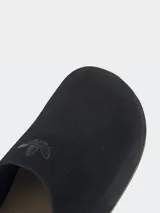 Zuecos Adidas Adimule de color negro, confeccionados con capellada de ante y suela de corcho genuino.