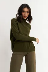 Sweater negro de tejido de punto fino, con cuello alto y mangas largas.