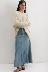 Sweater color beige de tejido de punto con lurex, de corte holgado y mangas largas.