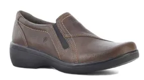 Zapatos casuales de mujer tipo slip-on, confeccionados en cuero sintético color marrón con costuras a la vista y paneles elásticos laterales para un ajuste cómodo. Poseen una suela de goma negra con plataforma baja.