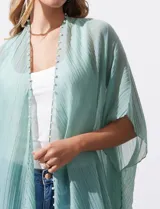 Kimono verde agua de gasa plisada con detalles de perlas en el borde.