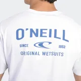 Remera de manga corta color blanco, con cuello redondo y logo de la marca estampado en pequeño en el pecho.