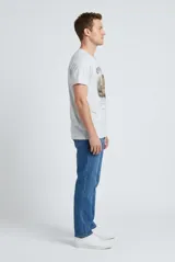 Remera gris melange de manga corta con estampa frontal que incluye un tigre y la leyenda "Otherside Expedition Co.".