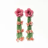 Aros colgantes con forma de cascada de cuentas verdes y flores rosadas.