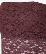 Blusa strapless confeccionada en encaje negro con diseño de bajo asimétrico con puntas diferenciadas. Presenta escote recto y forro interior.