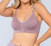 Corpiño negro reductor sin aro, con breteles regulables y detalle de costura vertical en el centro.