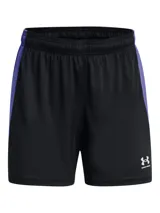 Short deportivo Under Armour de la colección Challenger, diseñado para fútbol. Presenta un cuerpo principal en color negro con paneles laterales de malla en color violeta y el logo de la marca estampado en el frente. Cuenta con cintura elástica con cordón interno.