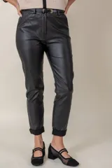 Pantalon de corte recto confeccionado en eco-cuero color tostado, con cintura alta, cierre frontal y bolsillos laterales.