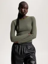 Remera de manga larga color verde oliva, de corte slim, con textura acanalada y sutil acabado metalizado.