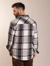 Camisa a cuadros blanca, negra y marrón, de corte regular y manga larga.