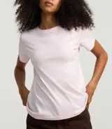 Remera básica de manga corta y cuello redondo, confeccionada en algodón de color celeste.