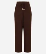 Pantalón de corte recto confeccionado en mezcla de viscosa y lino. Presenta cintura elástica con cordón ajustable y bolsillos laterales.