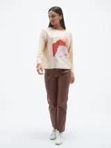 Blusa azul con estampado abstracto en blanco y negro, de mangas largas.