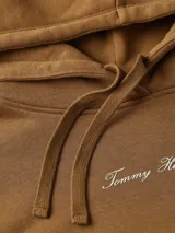 Buzo con capucha color marrón, de corte amplio, con cordón ajustable, puños y bajo de punto canalé. Logo de Tommy Hilfiger texturizado en fuente Script en el pecho y logo bordado en la manga.