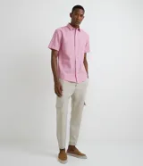 Camisa de hombre de manga corta confeccionada en mezcla de lino y algodón. Presenta un calce comfort, cuello camisero, cierre frontal con botones y un bolsillo en el pecho. Marca Marfinno.