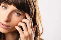 Anillo de plata 925 con dublé de oro y circonias blancas.