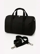 Bolso deportivo tipo duffel bag, color negro, con asas de mano y correa ajustable extraíble con mosquetones metálicos.