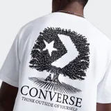 Remera celeste de algodón con cuello redondo y manga corta. Estampado en el pecho con el logo de Converse y un diseño de un árbol.