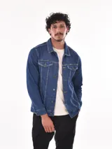 Campera de jean azul de hombre, con cuello camisero, cierre frontal de botones y bolsillos a la altura del pecho.