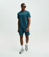 Remera deportiva de manga corta con cuello redondo, confeccionada en tejido técnico con tecnología Dry para mayor transpirabilidad y secado rápido. Presenta un diseño minimalista con logo pequeño en el centro del pecho y detalles de corte láser para ventilación.