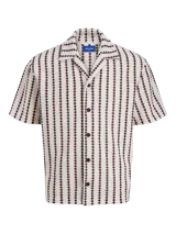 Camisa resort de manga corta color beige, con patrón geométrico de rayas verticales en tonos bordó, cuello camisero, cierre frontal de botones y calce relajado.
