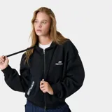 Campera con capucha y cierre frontal completo, de color negro. Presenta el logo de la marca estampado en el pecho y en el bolsillo lateral derecho. Cuenta con puños y ruedo elásticos.