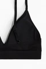 Soutien de punto con diseño seamless, copas forradas con relleno extraíble, escote en V profundo y breteles ajustables. No posee aros ni cierres.