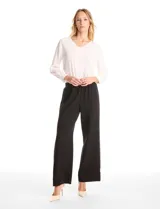Pantalon de corte wide leg en color gris, con cintura elastizada y franjas laterales en contraste. Presenta un diseño de pierna recta y holgada.
