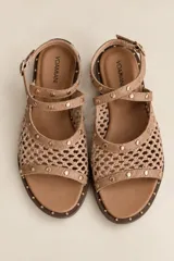 Sandalias bajas Vdamiani de cuero color beige, con empeine de rafia tejida, tachas metálicas doradas y tiras con hebilla ajustable en el tobillo.