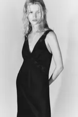 Vestido midi de corte evasé confeccionado en mezcla de viscosa y lino, con acabado satinado. Presenta escote en pico, tirantes anchos y detalles de aplicación de encaje a tono en el escote y los tirantes.