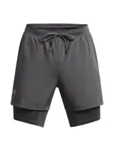 Shorts deportivos Under Armour modelo Launch 5 2 en 1, de color gris oscuro. Diseño de doble capa que incluye un pantalón corto exterior ligero de poliéster y un short de compresión integrado. Cuenta con el logotipo reflectante de la marca en la pierna derecha y cintura elástica con cordón interno.