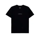 Remera de manga corta Jordan, color negro, con cuello redondo y estampa minimalista con el logo y nombre de la marca en el centro del pecho.