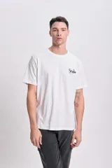 Remera blanca de manga corta con cuello redondo y estampa pequeña en el pecho con el texto Snake Club en color negro.