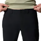 Pantalón tipo chino de corte recto y diseño clásico, confeccionado con tecnología Omni-Shield que repele la humedad y las manchas. Cuenta con cinco bolsillos, incluyendo uno pequeño frontal utilitario, y cintura diseñada para mayor comodidad.