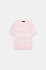 Top de punto de manga corta y cuello redondo, de color rosado con rayas horizontales blancas y aplicación de lentejuelas brillantes en toda la prenda.
