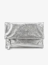 Sobre de mano tipo clutch color plateado metalizado, con diseño plegable y cierre frontal con tirador.