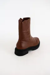 Borcegos de cuero negro con caña media, cierre lateral interno y suela track de goma con plataforma de 4,5 cm.