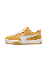Championes Puma modelo Park Lifestyle Street, color mostaza con detalles en blanco y suela de goma.