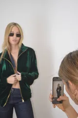 Campera verde inglés de terciopelo con cierre dorado, mangas abullonadas y puños elastizados.
