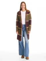 Cardigan abierto de punto con capucha integrada, diseño de cuadros en tonos verde y marrón, manga larga con hombros caídos y dos bolsillos frontales.