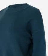 Suéter de punto azul marino, con cuello redondo y manga larga.