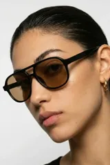 Lentes de sol estilo aviador con armazón negro de policarbonato y cristales marrones degradados con protección UV400.