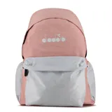 Mochila Diadora de estilo escolar, color rosa pálido y gris claro, con logo de la marca en blanco en la parte superior. Presenta un bolsillo frontal grande con cierre y paneles laterales.