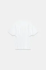 Camiseta de algodón con cuello redondo y manga corta. Presenta un diseño entallado con pinzas en la cintura y bajo recto.