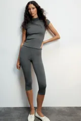 Leggings negros de tiro alto con cintura elástica y diseño ajustado.