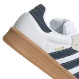 Championes Adidas Samba XLG con diseño clásico de perfil bajo. Presentan una base de cuero blanco con detalles en denim oscuro en las icónicas tres tiras y el talón. Incluyen refuerzos de gamuza en la puntera y la zona de los cordones, junto con una suela de goma color caramelo con relieve.