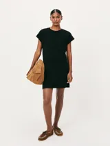 Vestido corto amarillo con cuello redondo, mangas cortas con dobladillo y bolsillo de parche en el pecho.